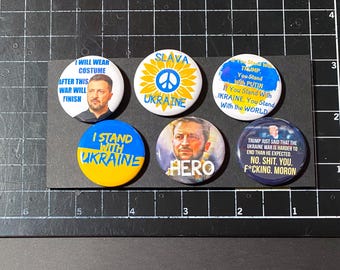Pins de apoio à Ucrânia. Conjunto de 6 botões da UCRÂNIA de 1,25". Pin anti-Trump, Herói de Zelensky, Fique com a Ucrânia, Anti-Putin, Slava Ucrânia,