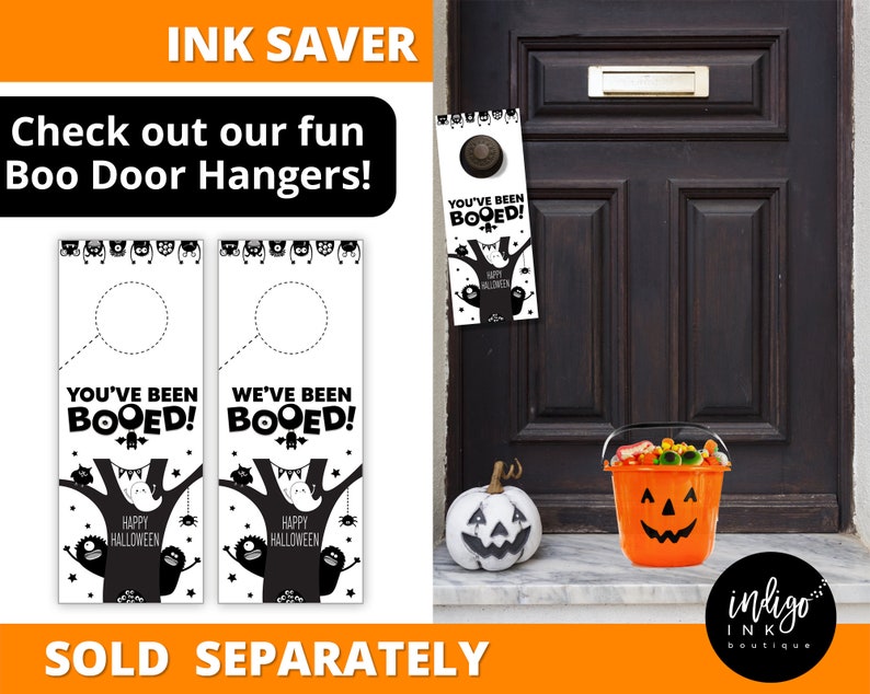 Pu&ograve; includere: Decorazioni per porte di Halloween in bianco e nero con le scritte "You've Been Booed!" e "We've Been Booed!". Sono visibili anche un secchio di zucca arancione e una zucca bianca dipinta.