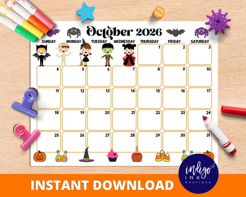 Pu&ograve; includere: Un calendario a tema Halloween per ottobre 2026, con personaggi e icone dei cartoni animati. Il calendario include illustrazioni di un pipistrello, un ragno e una zucca. Le parole "Download istantaneo" sono in basso.