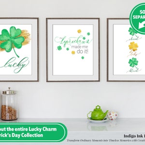 K&ouml;nnte beinhalten: Drei druckbare Wandbilder mit einem St. Patrick's Day-Motiv. Der erste Druck zeigt ein gr&uuml;nes vierbl&auml;ttriges Kleeblatt mit goldenem Glitzer und das Wort "lucky" in Kursivschrift. Der zweite Druck zeigt ein gr&uuml;nes vierbl&auml;ttriges Kleeblatt mit dem Text "the leprechaun made me do it!" Der dritte Druck zeigt drei gr&uuml;ne vierbl&auml;ttrige Kleebl&auml;tter mit den W&ouml;rtern "charm", "luck" und "bloom" in Kursivschrift.