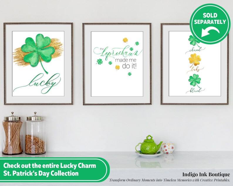 K&ouml;nnte beinhalten: Drei druckbare Wandbilder mit einem St. Patrick's Day-Motiv. Der erste Druck zeigt ein gr&uuml;nes vierbl&auml;ttriges Kleeblatt mit goldenem Glitzer und das Wort "lucky" in Kursivschrift. Der zweite Druck zeigt ein gr&uuml;nes vierbl&auml;ttriges Kleeblatt mit dem Text "the leprechaun made me do it!" Der dritte Druck zeigt drei gr&uuml;ne vierbl&auml;ttrige Kleebl&auml;tter mit den W&ouml;rtern "charm", "luck" und "bloom" in Kursivschrift.