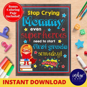 Könnte beinhalten: Ein Schild aus Schiefer mit einer Superheldin-Illustration und dem Text "Stop Crying Mommy even superheroes need to start first grade someday!"  Das Schild ist mit Sternen und einer "WHAM!" Grafik verziert.