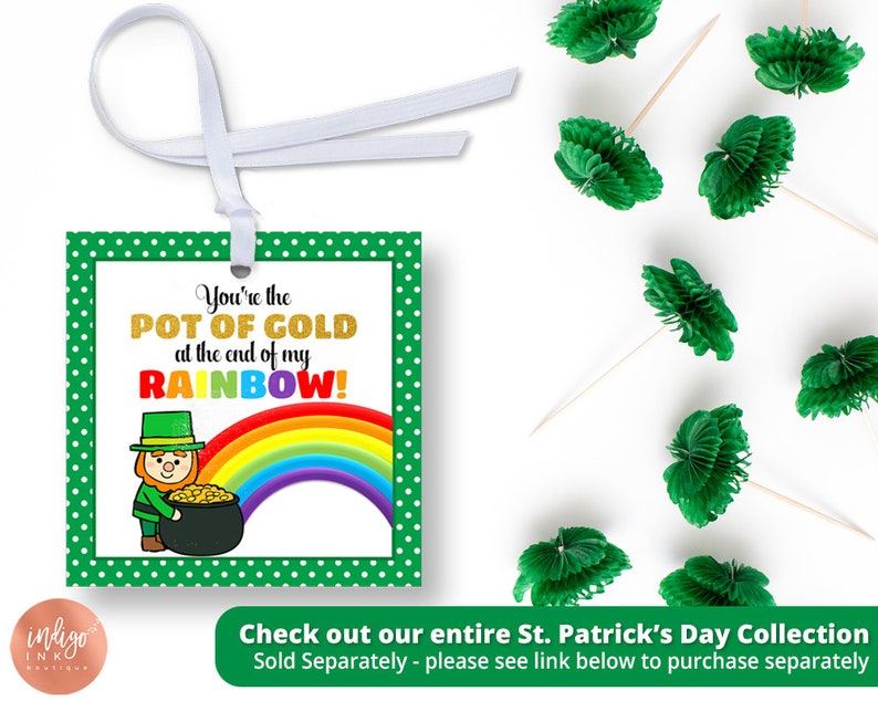 K&ouml;nnte beinhalten: Ein gr&uuml;nes und wei&szlig;es Geschenk-Etikett mit Punkten mit einem Cartoon-Kobold, der einen Topf Gold am Ende eines Regenbogens h&auml;lt. Der Text auf dem Etikett lautet "You're the POT OF GOLD at the end of my RAINBOW!"