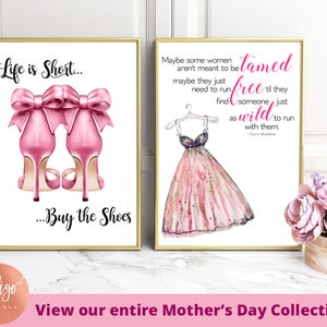 K&ouml;nnte beinhalten: Zwei druckbare Kunstdrucke mit inspirierenden Zitaten &uuml;ber das Leben und Frauen. Der erste Druck zeigt ein Paar rosa High Heels mit Schleife und den Text "Life is Short... Buy the Shoes". Der zweite Druck zeigt ein rosa Kleid und den Text "Vielleicht sind manche Frauen nicht dazu bestimmt, gez&auml;hmt zu werden. Vielleicht m&uuml;ssen sie einfach frei laufen, bis sie jemanden finden, der genauso wild ist, um mit ihnen zu laufen. - Carrie Bradshaw".