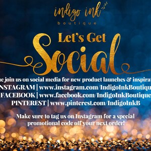 Pu&ograve; includere: Grafica promozionale con sfondo bokeh blu scuro e oro. Il testo "indigo ink boutique" &egrave; in alto, seguito da "Let's Get Social" in oro. I social media sono elencati di seguito.