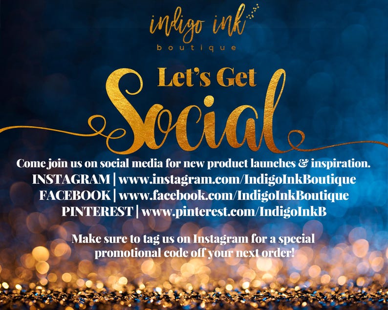 Pu&ograve; includere: Grafica promozionale con sfondo bokeh blu scuro e oro. Il testo "indigo ink boutique" &egrave; in alto, seguito da "Let's Get Social" in oro. I social media sono elencati di seguito.