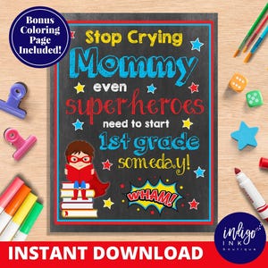 Könnte beinhalten: Ein druckbares Schild in Form einer schwarzen Tafel mit dem Text "Stop Crying Mommy even superheroes need to start 1st grade someday!" mit einem Comic-Superhelden in einem roten Umhang und einer "WHAM!" Grafik.