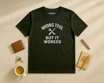 Herramienta incorrecta, pero funcionó – Camiseta divertida para manitas, mecánicos y aficionados al bricolaje / CommonRootsCo