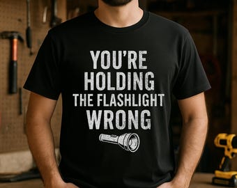 Camiseta "Estás sosteniendo la linterna equivocada", regalo divertido para manitas, Comfort Colors 1717