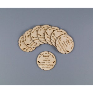 Disco de árbol como tarjeta de mesa de madera natural - letras - decoración de mesa