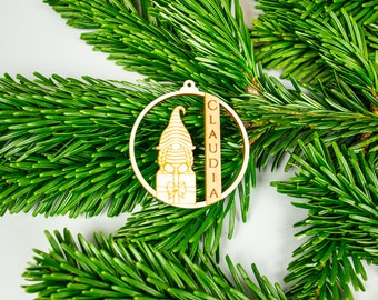 Personalisierte Weihnachtskugel, Weihnachtsbaumdekor aus Holz - Wichtel mit Furnier -  Geschenkanhänger 8 cm / 5 cm