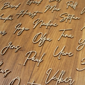 Texto como tarjeta de mesa para nombres de madera natural Brit font Tarjeta de madera de 4 cm