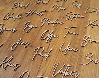 Wooden place card with name lettering, Brit font, 4 cm diameter.