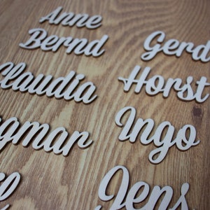 Belettering als naamkaartje voor een bruiloft van hout lettertype MS 3 cm kaart