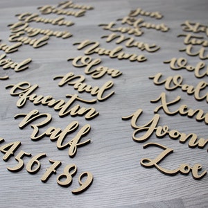 Belettering als plaatskaartje voor namen lettertype Aon 3 cm van hout afbeelding 8