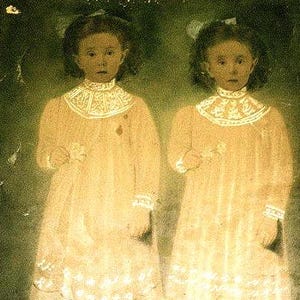 Twins, jaren 1870-80, handgekleurde sepiafoto, 3 1/2" x 5" antieke kastkaart, doet denken aan de enge hoteltweeling in de film 'The Shining'
