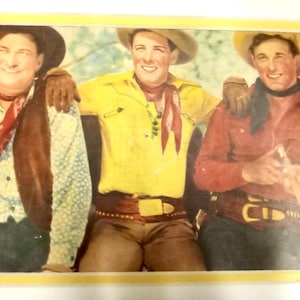 Three Mesquiteers degli anni '40, film di serie B RKO Cowboy, estratto della rivista RKO Magazine con cornice da 7" x 9 1/4", cimeli dei film di genere cowboy degli anni '30-'40, nostalgia.