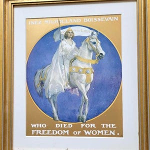 Manifesto delle suffragette in lamina d&#39;oro, 23 x 28 cm, con cornice, raffigurante Inez Milholland Boissevain a cavallo, 1985.