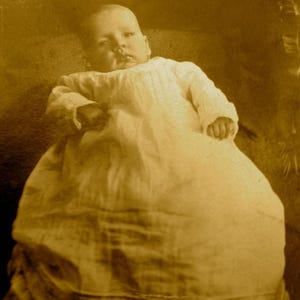 Memento Mori, Baby 1900er Sepia-Fotografie, 8,5 x 12,5 cm große antike Sepia-Schrankkarte, seltsam, beunruhigend und bizarr nach dem Tod.