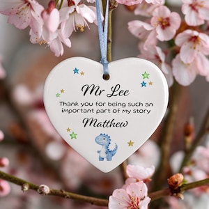 Adorno de cerámica con forma de corazón para colgar como regalo personalizado para profesores: "Gracias por ser parte de mi historia". Agradecimiento al profesor asistente por dejar la escuela. Nombre personalizado