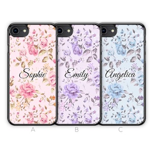 以下が含まれることがあります： 花柄と名前の入った携帯電話ケースが3つ。最初のケースはピンクの花柄で「ソフィー」と書いてある。2番目のケースは紫の花柄で「エミリー」と書いてある。3番目のケースは青の花柄で「アンジェリカ」と書いてある。