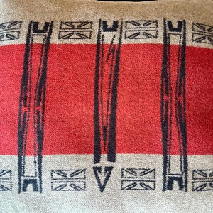 Peut inclure: Coussin carr&eacute; avec une bande centrale rouge et des bordures beiges. Le motif pr&eacute;sente des lignes verticales noires et des symboles Union Jack. Le coussin a une bordure noire.