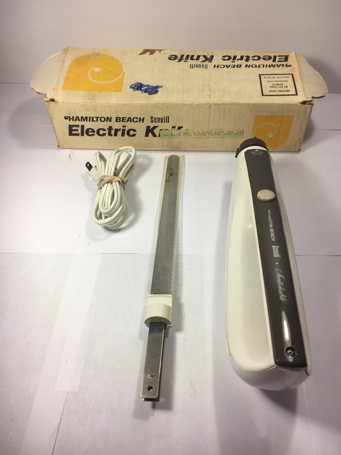 Vintage Hamilton Beach Scovill Electric Knife Two Blades in Box 12.25