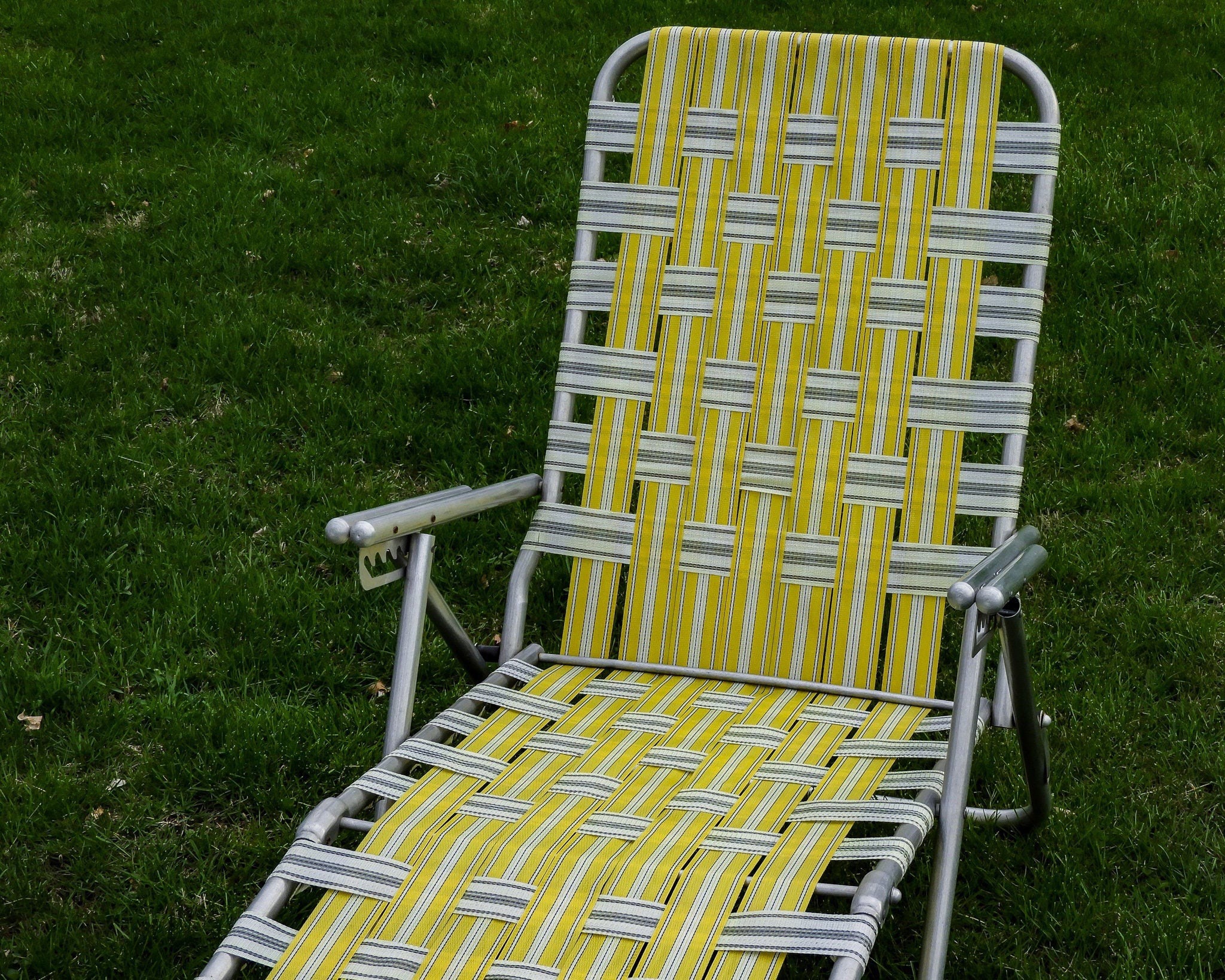 vintage webbed lawn chairs