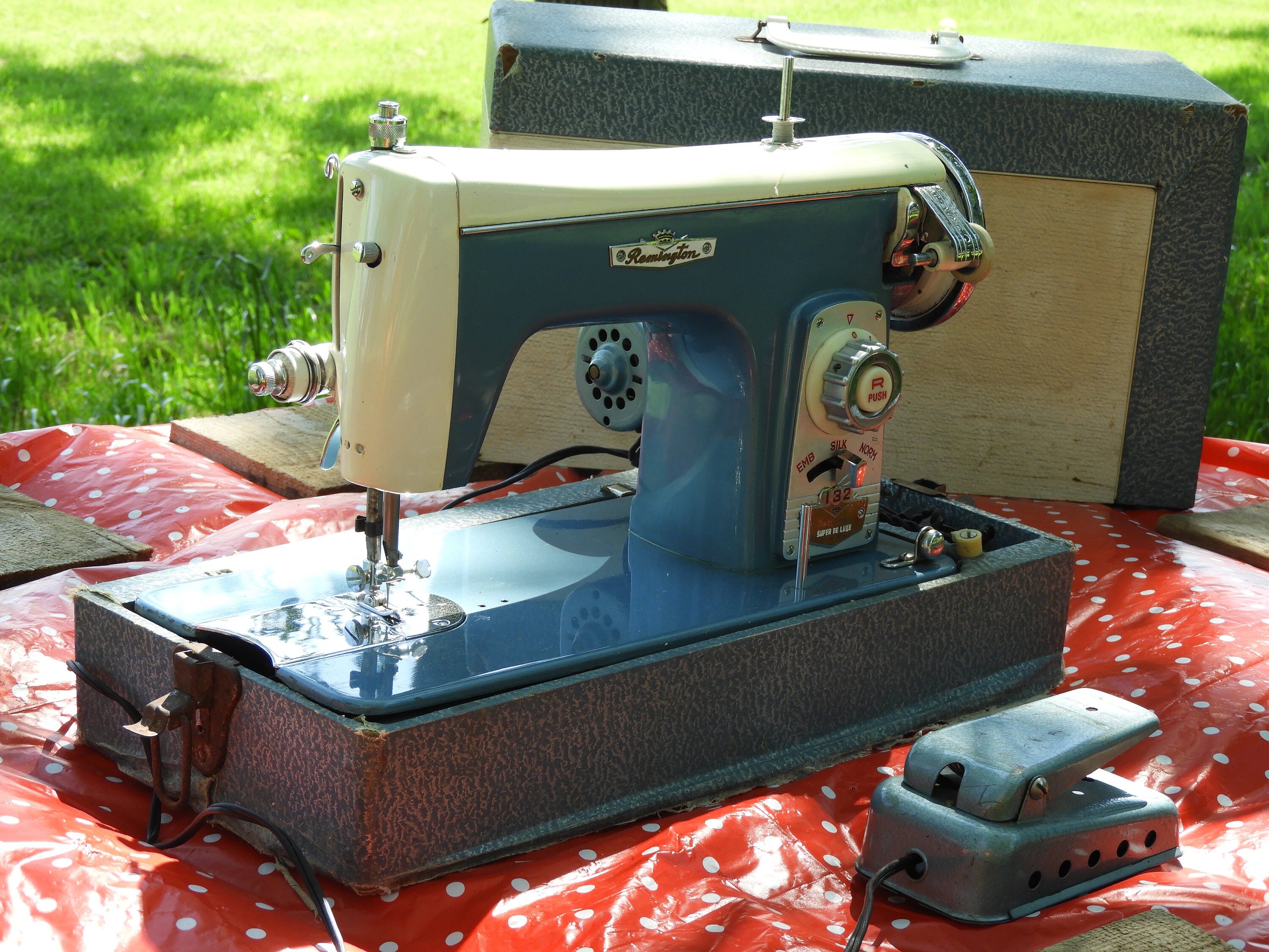 Vintage Sewing Machine, Remington Super De Luxe, Embroidery Craft, Electric Sewing Machine w