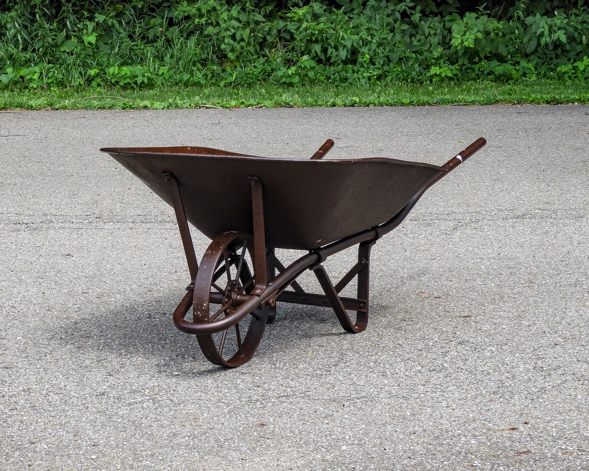 Vintage Rustic Wheelbarrow, Chattanooga 143T, Industrial Metal, Tube