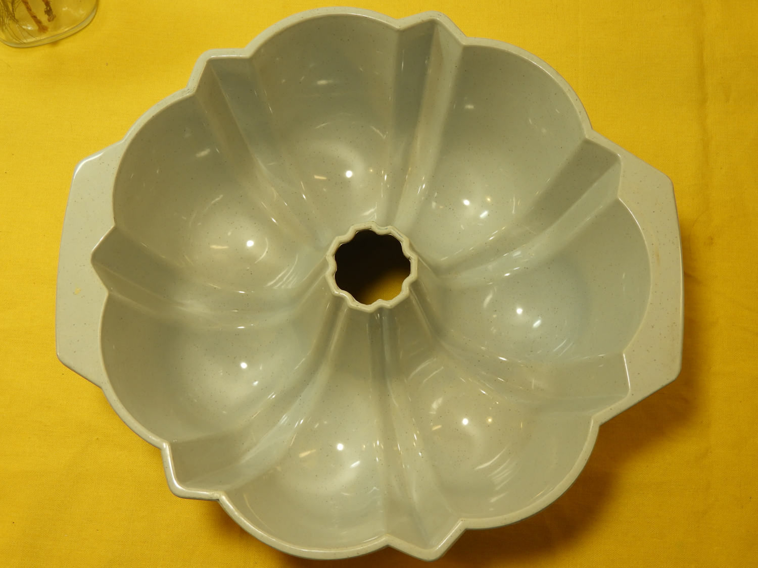 Vintage Nordic Ware, 9 Bundt Pan, Hard Plastic, OffWhite Round, Craft