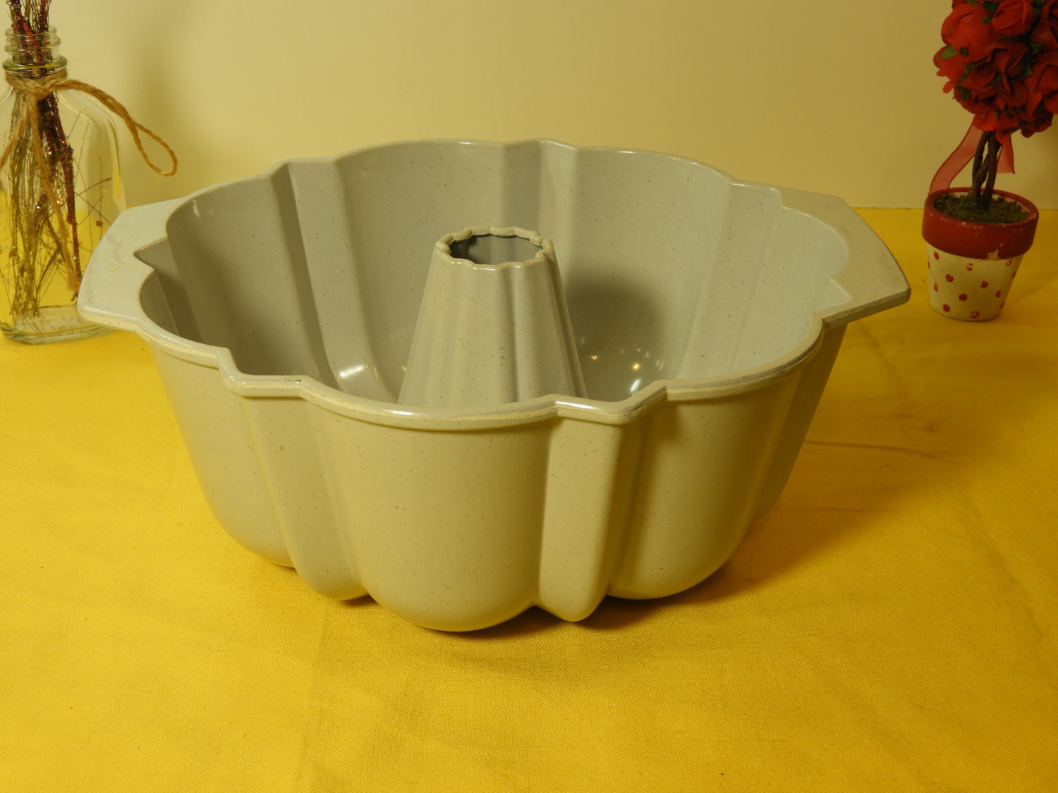 Vintage Nordic Ware, 9 Bundt Pan, Hard Plastic, OffWhite Round, Craft