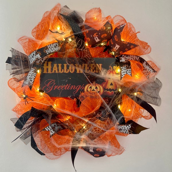 Couronne de porte d'entrée en ruban de maille déco d'Halloween