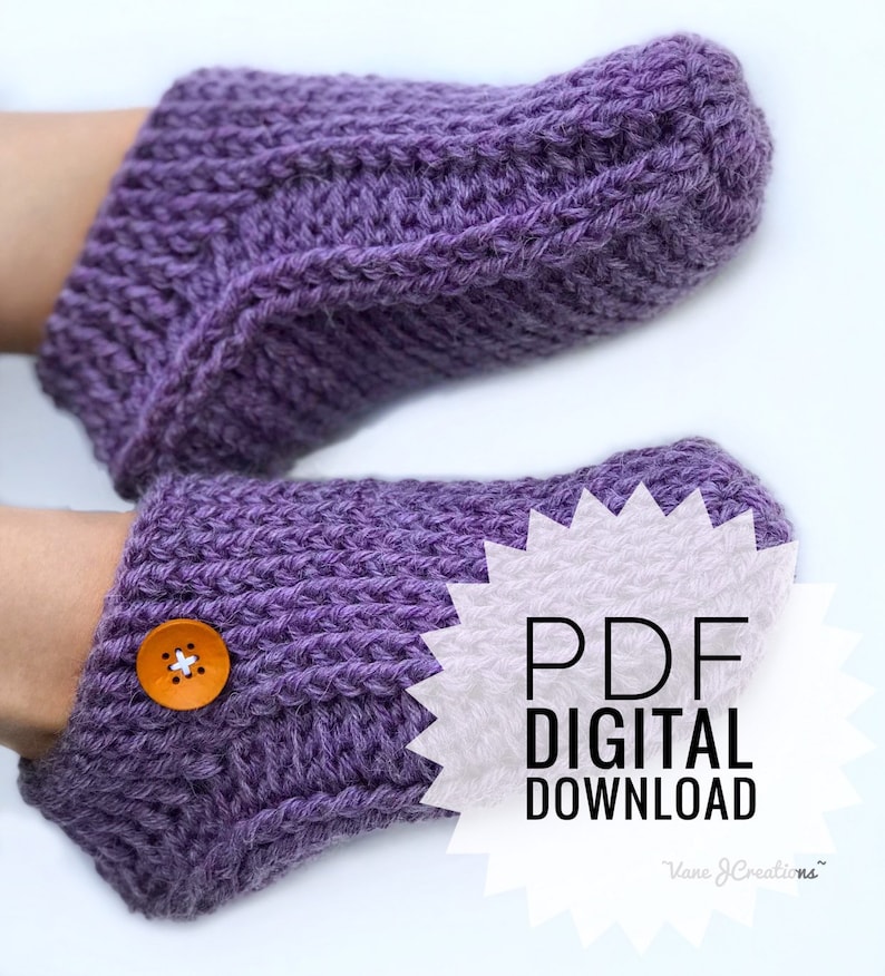 Op de afbeelding: Paarse gebreide pantoffels met een knoop aan de zijkant. De tekst PDF Digitale Download staat op een witte stervormige achtergrond. De tekst "Vana J Creations" staat onder de downloadtekst.