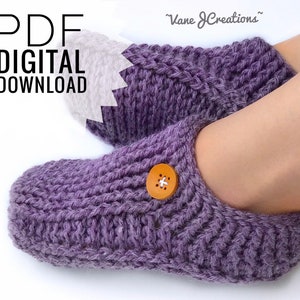 Op de afbeelding: Paarse gebreide pantoffels met een knoop bovenop. PDF Digitale Download. "Vane J Creations"