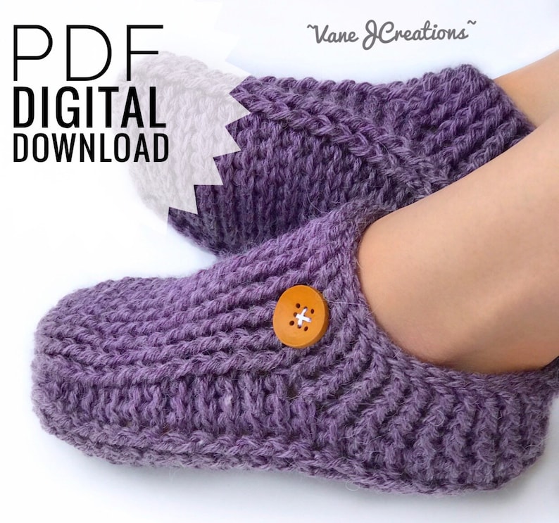 Op de afbeelding: Paarse gebreide pantoffels met een knoop bovenop. PDF Digitale Download. "Vane J Creations"