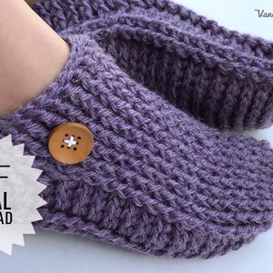 Op de afbeelding: Paarse gebreide pantoffels met een houten knoop. PDF digitale download.