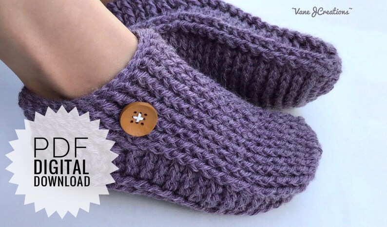 Op de afbeelding: Paarse gebreide pantoffels met een houten knoop. PDF digitale download.