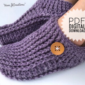 Op de afbeelding: Paarse gebreide pantoffels met een bruine knoop. PDF Digitale Download.