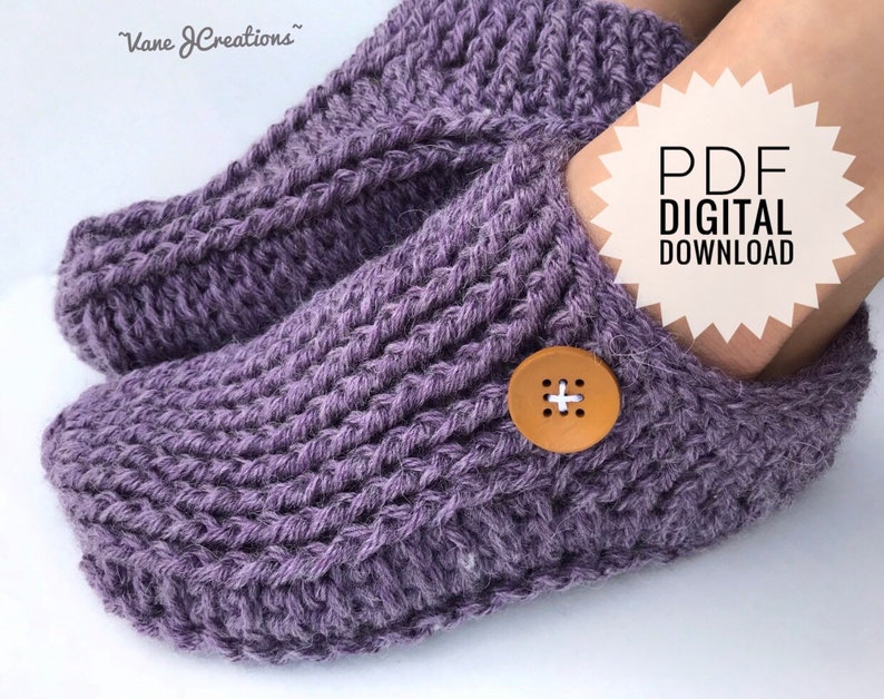Op de afbeelding: Paarse gebreide pantoffels met een bruine knoop. PDF Digitale Download.