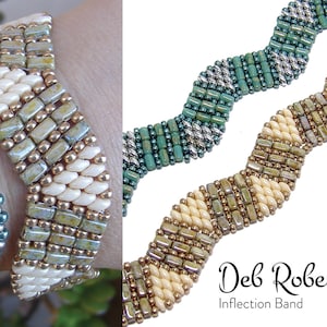 Könnte beinhalten: Handgefertigte Perlenarmbänder in Türkis, Creme- und Goldtönen. Die Armbänder haben ein gewebtes Design mit kleinen, rechteckigen Perlen und metallischen Akzenten. Das Bild enthält den Text "Deb Roberti Inflection Band".