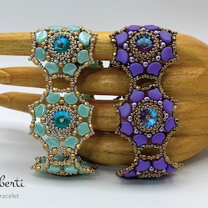 Op de afbeelding: Twee kralenarmbanden met een bloemmotief. De armband aan de linkerkant is teal en goud, en de armband aan de rechterkant is paars en goud.