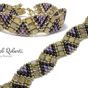 Op de afbeelding: Een close-up van een kralenarmband met een chevron-patroon in tinten paars, bruin en goud. De armband is gemaakt met kleine, vierkante kralen en ronde kralen. De tekst "Deb Roberti Darby Bracelet" is zichtbaar onder de armband.