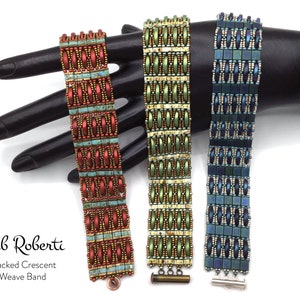 Pode incluir: Três pulseiras de contas em um padrão de tecido de meia lua empilhado. As pulseiras são feitas com contas vermelhas, verdes e azuis. As pulseiras estão em uma mão de manequim preta. O texto "Deb Roberti Stacked Crescent Weave Band" está abaixo das pulseiras.