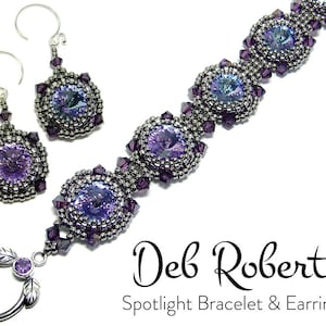 Könnte beinhalten: Ein Set aus silbernen Ohrringen und einem Armband mit violetten und silbernen Perlen. Die Ohrringe und das Armband haben jeweils einen großen, schillernden violetten Stein in der Mitte. Das Armband hat einen Verschluss mit einem Blattmotiv. Der Text "Deb Roberti Spotlight Bracelet & Earrings" ist unterhalb des Schmucks sichtbar.