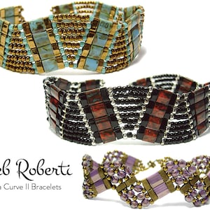 Puede incluir: Tres pulseras de cuentas con un diseño curvo. La pulsera superior presenta cuentas turquesa y doradas, la pulsera del medio presenta cuentas rojas y negras, y la pulsera inferior presenta cuentas moradas y doradas. Las pulseras están etiquetadas como "Deb Roberti Tila Curve II Bracelets".