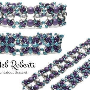 Puede incluir: Un brazalete de cuentas de color morado y turquesa con un acento plateado. El brazalete está hecho de cuentas pequeñas y tiene un patrón geométrico. El brazalete se llama "Roundabout Bracelet" de Deb Roberti.