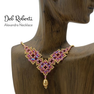 Puede incluir: Un collar de cuentas rosa y dorado con un colgante de perla en forma de lágrima. El collar se llama "Alexandra Necklace" de Deb Roberti.