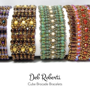 以下が含まれることがあります： 異なる色とパターンでできたビーズブレスレットが4つあります。ブレスレットは、茶色、緑、紫、オレンジのビーズで作られています。ブレスレットは左から右に並んでいます。ブレスレットの下には「Deb Roberti Cube Brocade Bracelets」というテキストがあります。