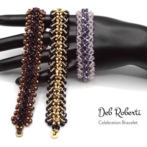 Può includere: Tre braccialetti di perline in diversi colori: bordeaux, oro e viola. I braccialetti sono su una mano di manichino nera. Il testo "Deb Roberti Celebration Bracelet" è sotto i braccialetti.